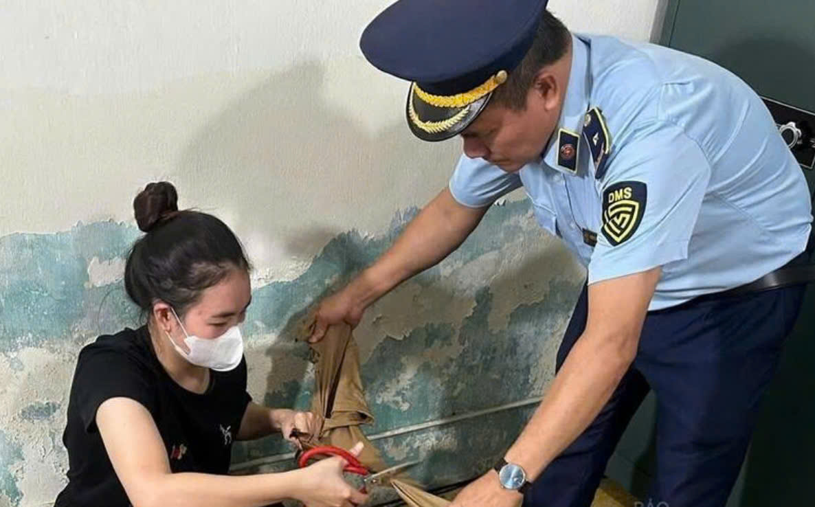 Đội Quản l&yacute; thị trường số 3 phối hợp ti&ecirc;u hủy số h&agrave;ng h&oacute;a vi phạm. (Ảnh: QLTT H&agrave; Tĩnh)