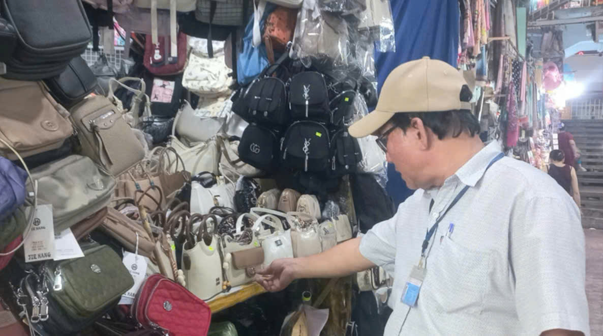 Thành phố Huế tăng cường kiểm tra, xử lý hàng giả tại các chợ truyền thống