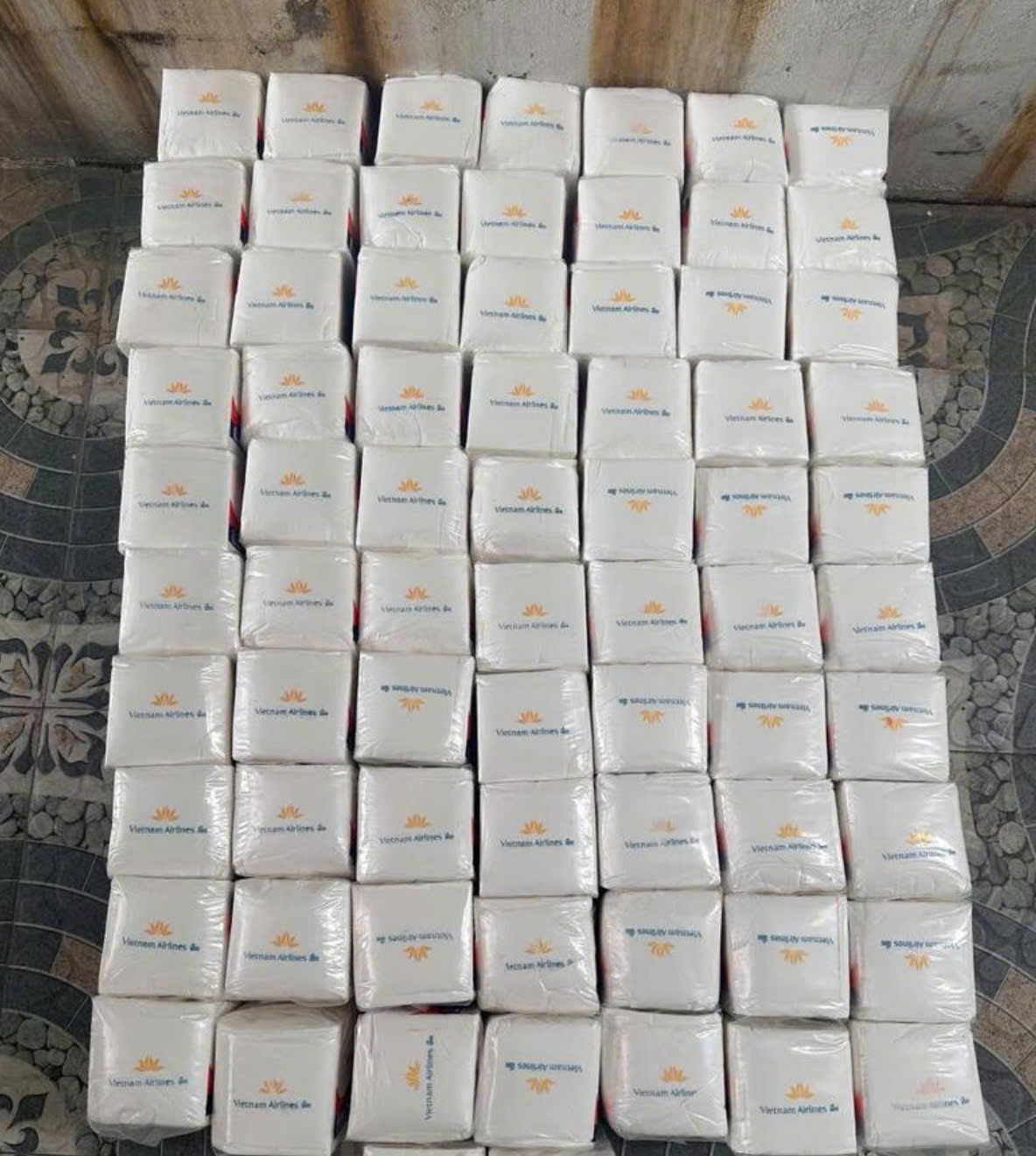 Sản phẩm giấy ăn vi phạm nh&atilde;n hiệu bị lực lượng chức năng thu giữ, buộc ti&ecirc;u hủy. (Ảnh: QLTT H&agrave; Tĩnh)