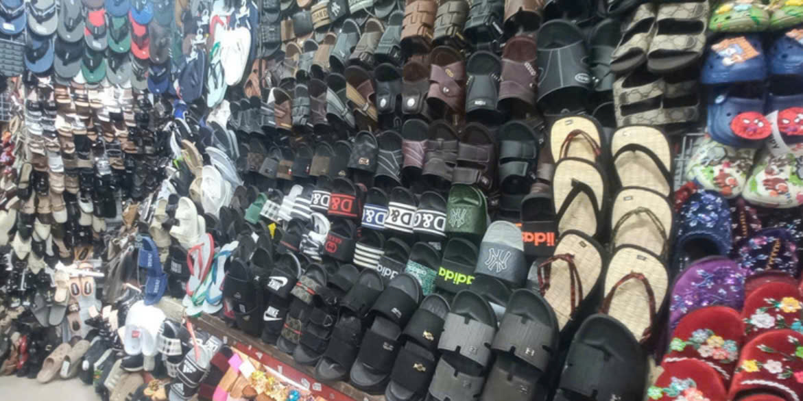 Gi&agrave;y d&eacute;p c&oacute; dấu hiệu giả nh&atilde;n hiệu được b&agrave;y b&aacute;n tại nhiều quầy h&agrave;ng trong chợ.
