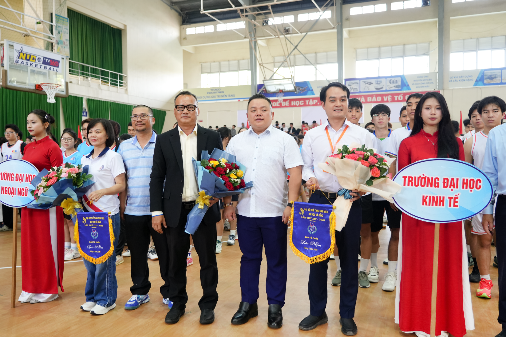 Tặng hoa và cờ lưu niệm cho các đoàn vận động viên Tặng hoa và cờ lưu niệm cho các đoàn vận động viên