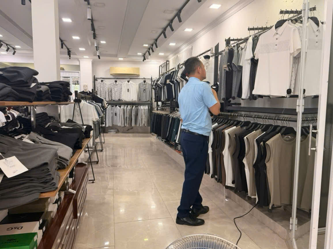 Lực lượng chức năng kiểm tra h&agrave;ng h&oacute;a tại cơ sở kinh doanh ở H&agrave; Nội.