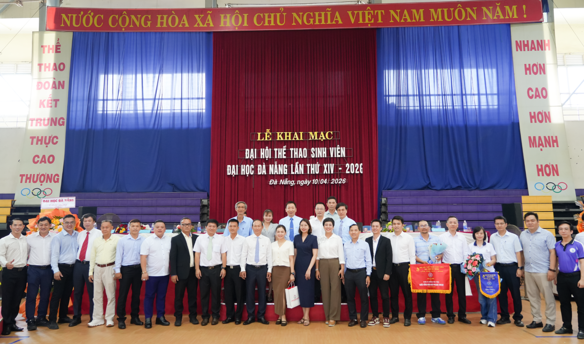Các đại biểu chụp hình lưu niệm tại Lễ khai mạc đại hội Các đại biểu chụp hình lưu niệm tại Lễ khai mạc đại hội