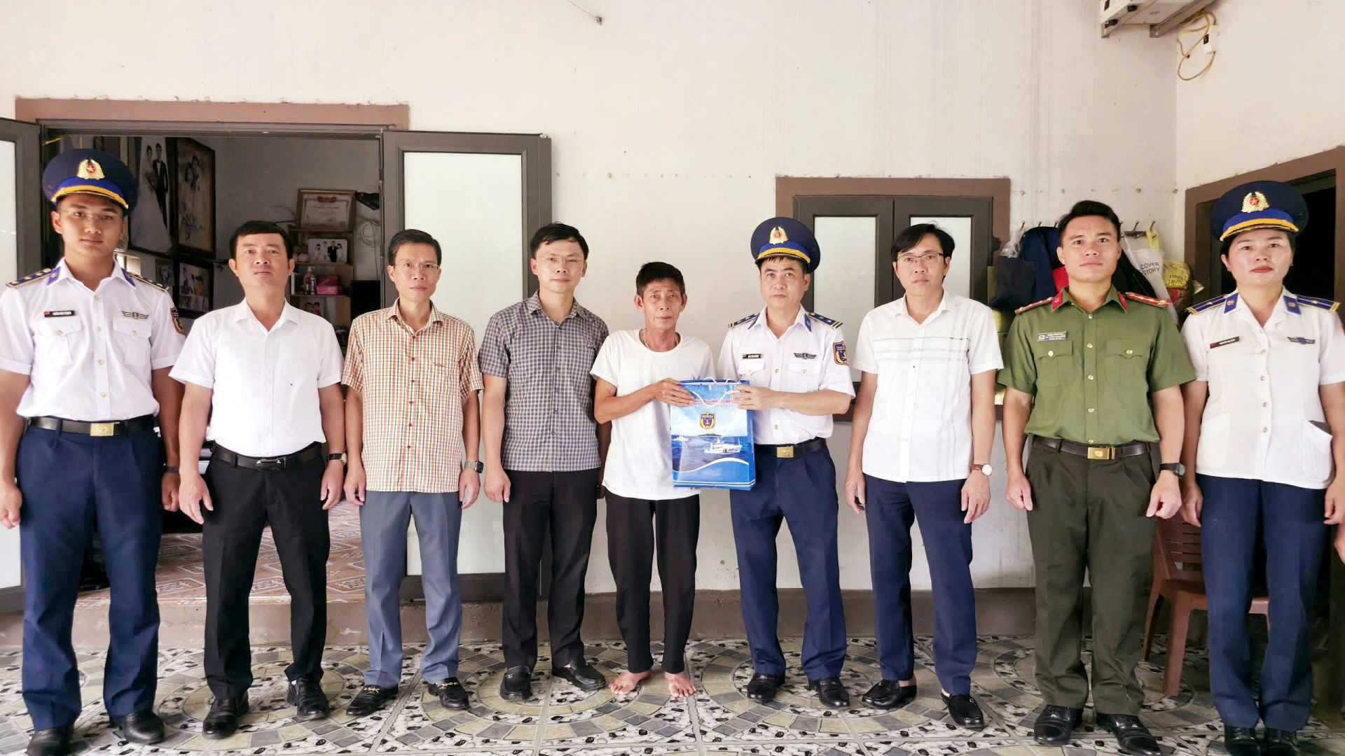 Ảnh 5, 6: Đo&agrave;n c&ocirc;ng t&aacute;c Bộ Tư lệnh V&ugrave;ng Cảnh s&aacute;t biển 1 phối hợp l&atilde;nh đạo địa phương thăm hỏi, tặng qu&agrave; c&aacute;c gia đ&igrave;nh ch&iacute;nh s&aacute;ch tr&ecirc;n địa b&agrave;n x&atilde; Đan Hải.