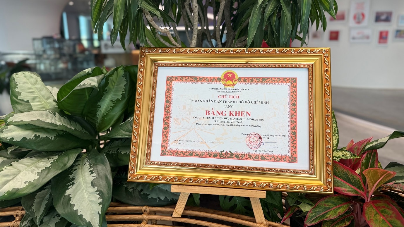 Bằng khen thuế của UBND thành phố Hồ Chí Minh cho các đóng góp thuế của Prudential Việt Nam trong 2025 Bằng khen thuế của UBND thành phố Hồ Chí Minh cho các đóng góp thuế của Prudential Việt Nam trong 2025