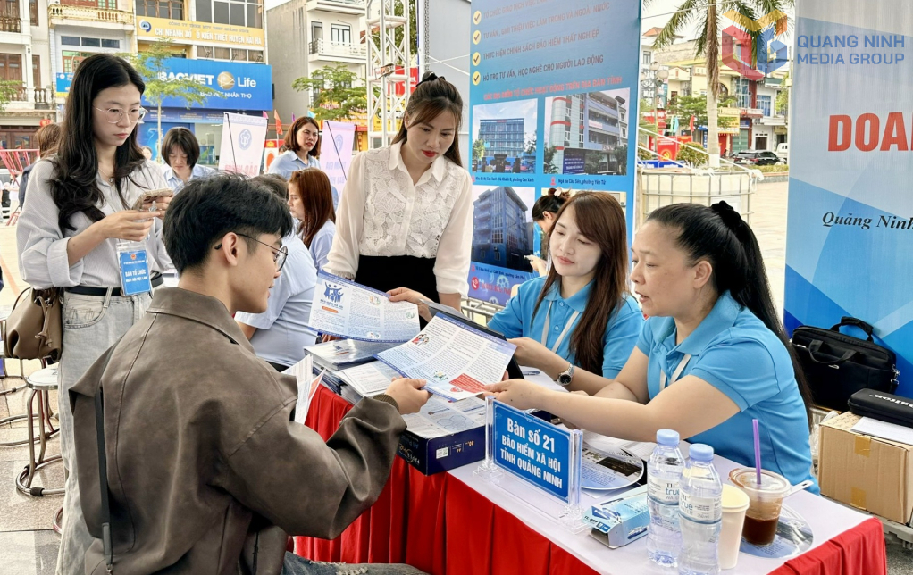 Cán bộ BHXH tỉnh Quảng Ninh tuyên truyền, tư vấn chính sách BHXH, BHYT cho người lao động trên địa bàn xã Quảng Hà, tháng 3/2026 Cán bộ BHXH tỉnh Quảng Ninh tuyên truyền, tư vấn chính sách BHXH, BHYT cho người lao động trên địa bàn xã Quảng Hà, tháng 3/2026