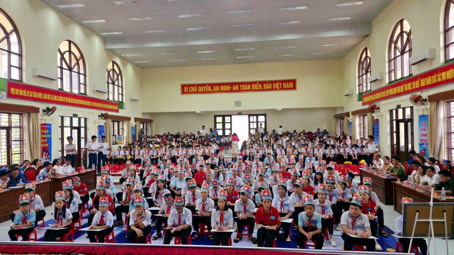 Cuộc thi c&oacute; 100 học sinh đến từ c&aacute;c trường THCS ven biển tr&ecirc;n địa b&agrave;n tỉnh H&agrave; Tĩnh