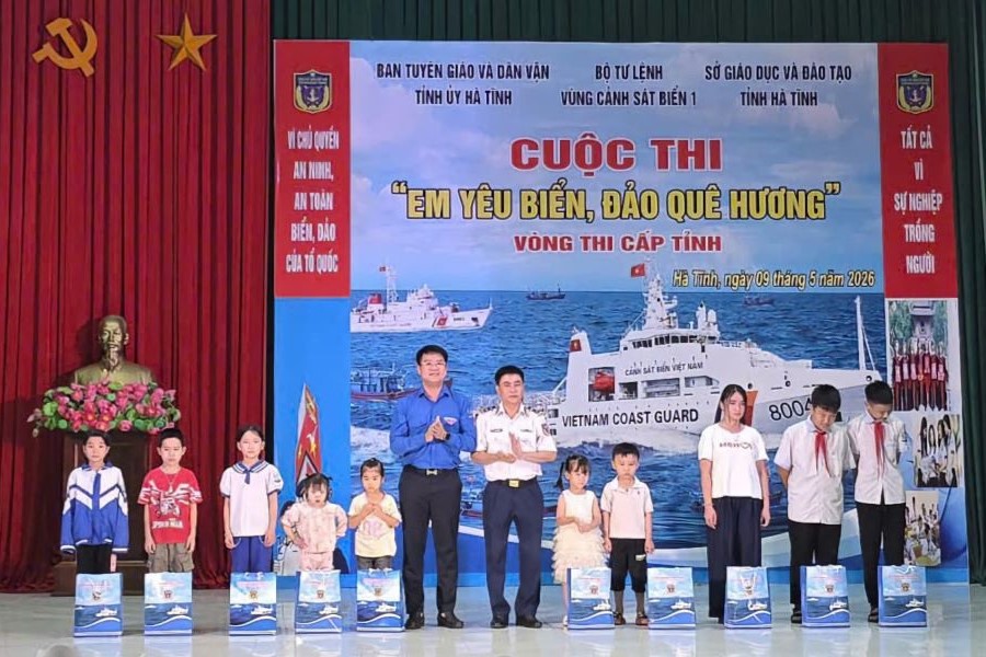 Đại diện Bộ Tư lệnh V&ugrave;ng Cảnh s&aacute;t biển 1 v&agrave; Tỉnh đo&agrave;n H&agrave; Tĩnh trao qu&agrave; cho c&aacute;c em học sinh c&oacute; ho&agrave;n cảnh kh&oacute; khăn