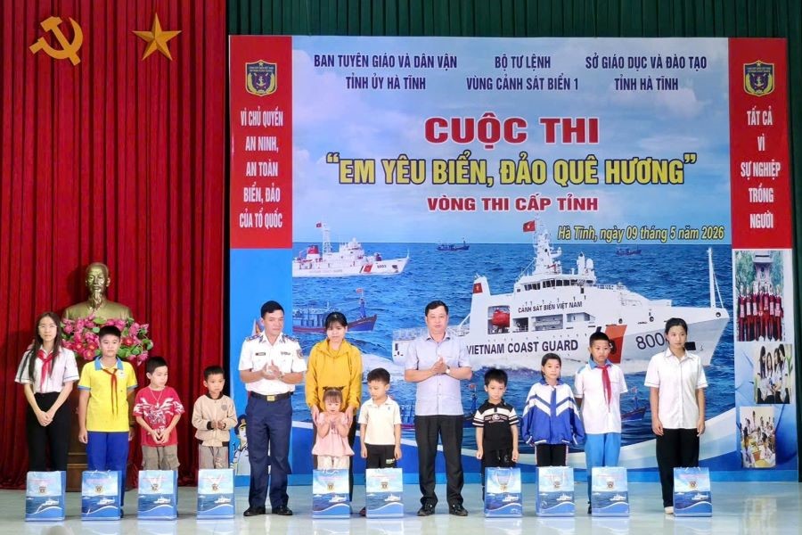 Đại diện Bộ Tư lệnh V&ugrave;ng Cảnh s&aacute;t biển 1 v&agrave; l&atilde;nh đạo x&atilde; Đan Hải, tỉnh H&agrave; Tĩnh trao qu&agrave; cho c&aacute;c em học sinh c&oacute; ho&agrave;n cảnh kh&oacute; khăn