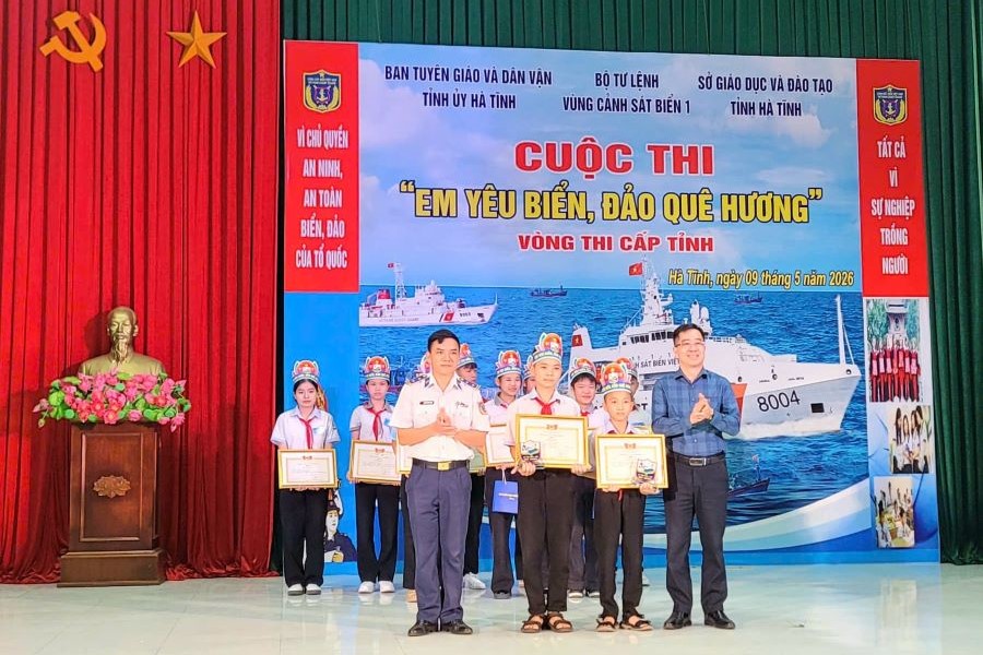 Đại diện Bộ Tư lệnh V&ugrave;ng Cảnh s&aacute;t biển 1 v&agrave;&nbsp; Ban Tuy&ecirc;n gi&aacute;o v&agrave; D&acirc;n vận tỉnh ủy H&agrave; Tĩnh trao thưởng cho c&aacute;c em học sinh đạt giải Nh&igrave;