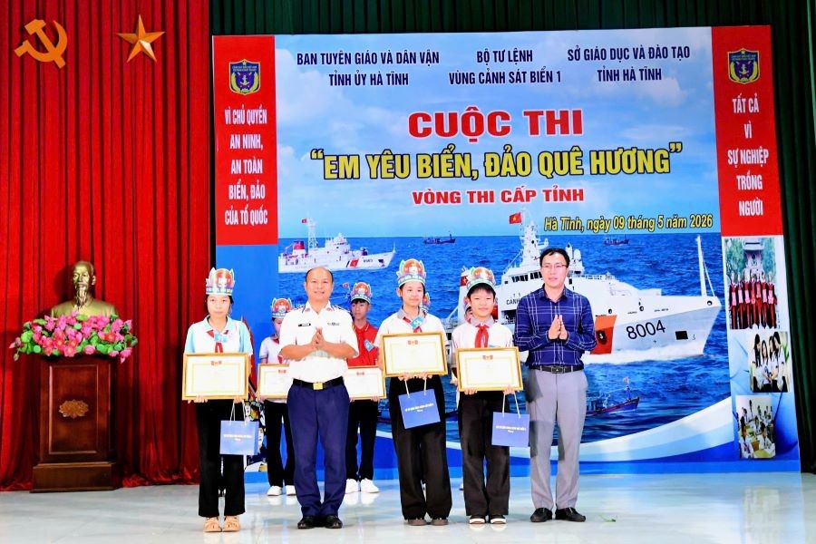Đại diện Bộ Tư lệnh V&ugrave;ng Cảnh s&aacute;t biển 1 v&agrave; Sở Gi&aacute;o dục v&agrave; Đ&agrave;o tạo tỉnh H&agrave; Tĩnh trao thưởng cho c&aacute;c em học sinh đạt giải Ba