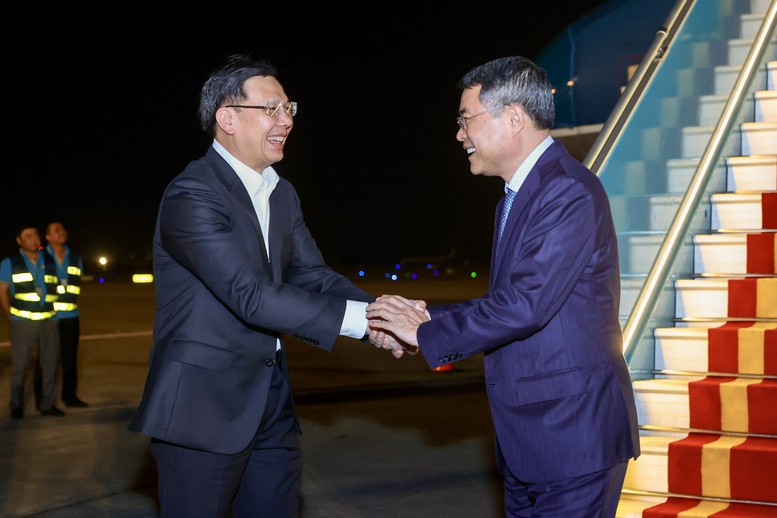 Ph&oacute; Chủ nhiệm Văn ph&ograve;ng Ch&iacute;nh phủ Phạm Mạnh Cường đ&oacute;n Thủ tướng L&ecirc; Minh Hưng tại s&acirc;n bay Nội B&agrave;i - Ảnh: VGP/Nhật Bắc
