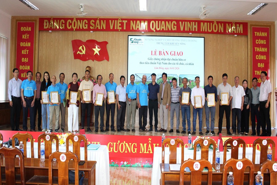 C&aacute;c hộ được chứng nhận sản xuất hữu cơ vừa l&agrave; vinh dự, đồng thời cũng l&agrave; tr&aacute;ch nhiệm trong việc ph&aacute;t triển n&ocirc;ng nghiệp xanh, bền vững của địa phương