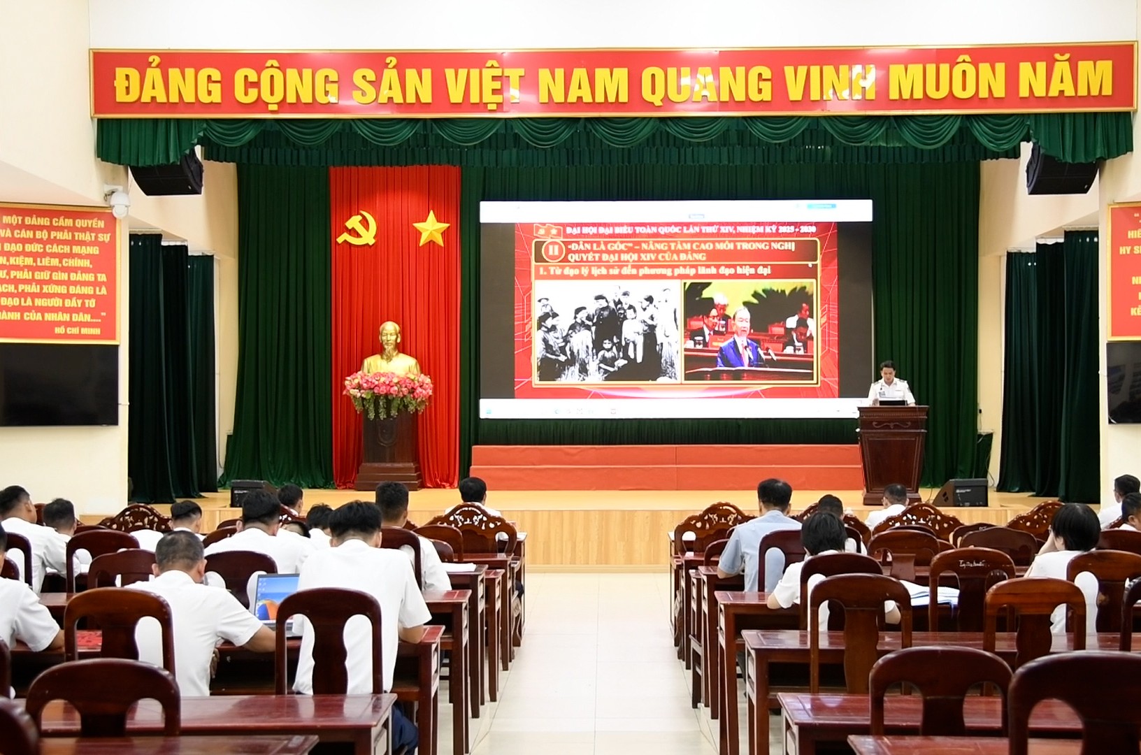 C&aacute;c thi sinh tham gia thi tuyết tr&igrave;nh