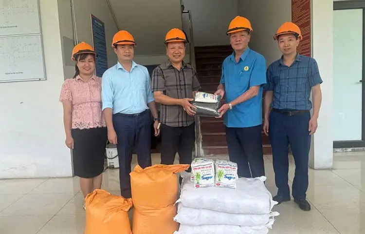 Đồng ch&iacute; Đặng Phi Hải, Ph&oacute; Chủ tịch C&ocirc;ng đo&agrave;n C&ocirc;ng ty Apatit Việt Nam hỗ trợ cho Chi nh&aacute;nh Ph&acirc;n b&oacute;n &ndash; H&oacute;a chất
