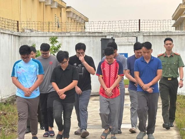 C&aacute;c đối tượng trong đường d&acirc;y bị bắt giữ.