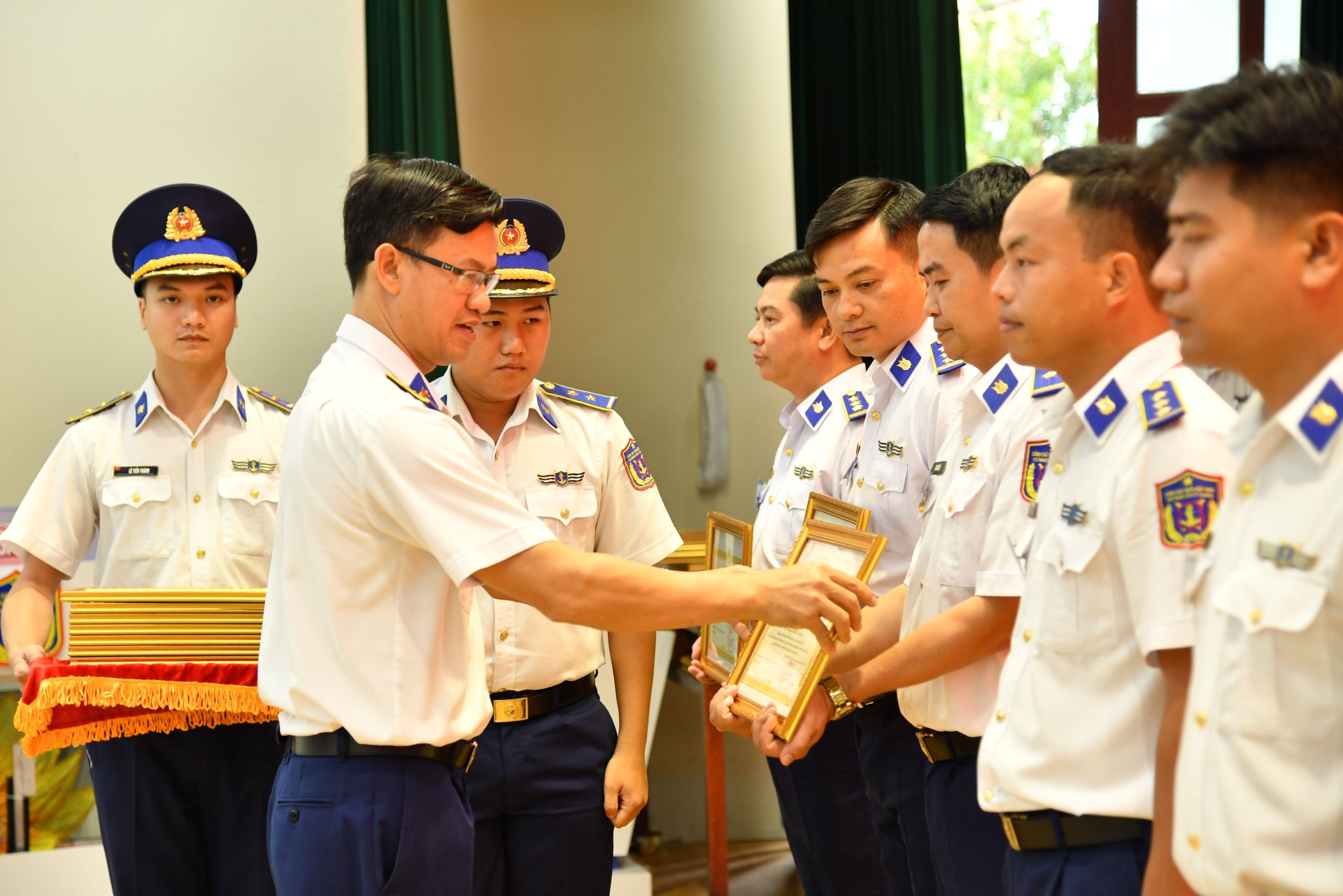 Đại t&aacute; Cao Xu&acirc;n Quận - Ph&oacute; Ch&iacute;nh ủy V&ugrave;ng - Ph&oacute; trưởng ban Tổ chức Hội thi trao giải cho c&aacute;c th&iacute; sinh