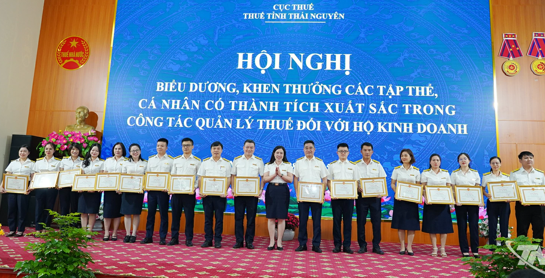 Thuế tỉnh Thái Nguyên biểu dương, khen thưởng 66 cá nhân có thành tích trong công tác quản lý thuế. Ảnh: BTN Thuế tỉnh Thái Nguyên biểu dương, khen thưởng 66 cá nhân có thành tích trong công tác quản lý thuế. Ảnh: BTN