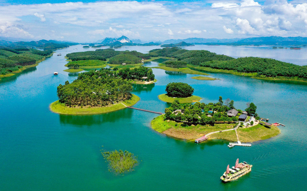 Tăng cường triển khai c&aacute;c giải ph&aacute;p bảo đảm an to&agrave;n trong hoạt động du lịch, nhất l&agrave; đối với c&aacute;c hoạt động du lịch gắn với s&ocirc;ng, hồ theo chỉ đạo của Ph&oacute; Thủ tướng Ch&iacute;nh phủ