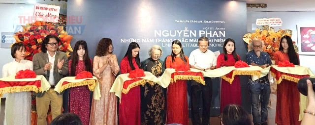 Cắt băng khai mạc Triển l&atilde;m &ldquo;Họa sĩ Nguyễn Phan, những năm th&aacute;ng v&agrave; sắc m&agrave;u ho&agrave;i niệm&rdquo; (Ảnh: Đ&igrave;nh Kh&aacute;nh.