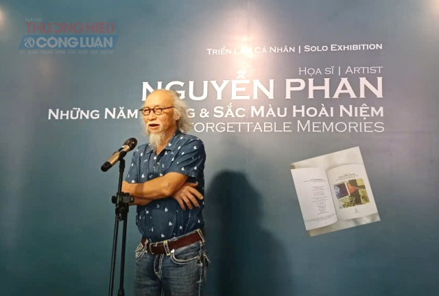 Họa sĩ Đặng Mậu Tựu, nguy&ecirc;n Chủ tịch Li&ecirc;n hiệp Hội Văn học nghệ thuật Thừa Thi&ecirc;n Huế chia sẻ tại buổi Triển l&atilde;m. Ảnh: Thanh Hải.