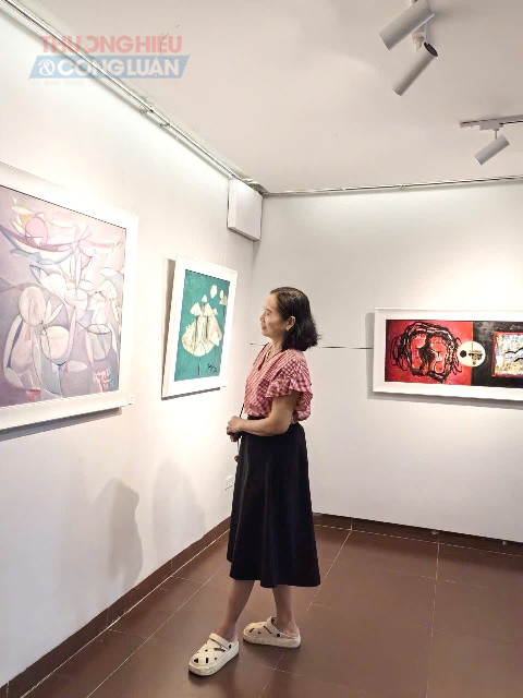 Chi&ecirc;m ngưỡng tranh của họa sĩ Nguyễn Phan tại triển l&atilde;m. Ảnh: Đ&igrave;nh Kh&aacute;nh.