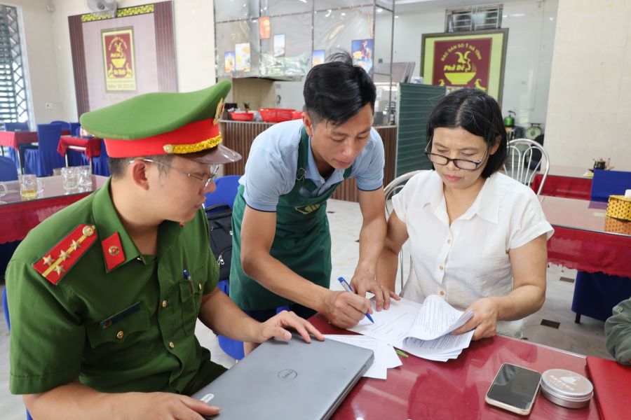 Đo&agrave;n kiểm tra li&ecirc;n ng&agrave;nh xử phạt cơ sở kinh doanh Phở D&ecirc; Ba Định (đường Sử Hy Nhan, phường Th&agrave;nh Sen)
