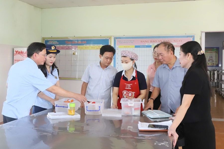 Đo&agrave;n kiểm tra c&ocirc;ng t&aacute;c bảo đảm vệ sinh an to&agrave;n thực phẩm tại bếp ăn b&aacute;n tr&uacute; Trường Mầm non 1 thị trấn Thạch H&agrave; (x&atilde; Thạch H&agrave;).
