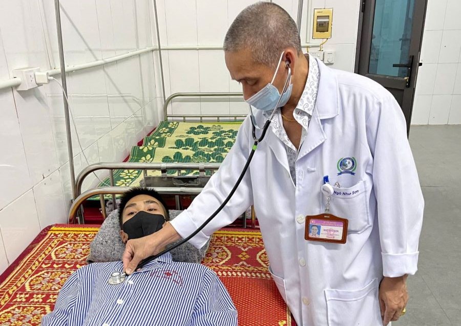 B&aacute;c sỹ Bệnh viện Đa khoa thị x&atilde; Kỳ Anh kiểm tra sức khỏe bệnh nh&acirc;n mắc SXH đang điều trị tại bệnh viện
