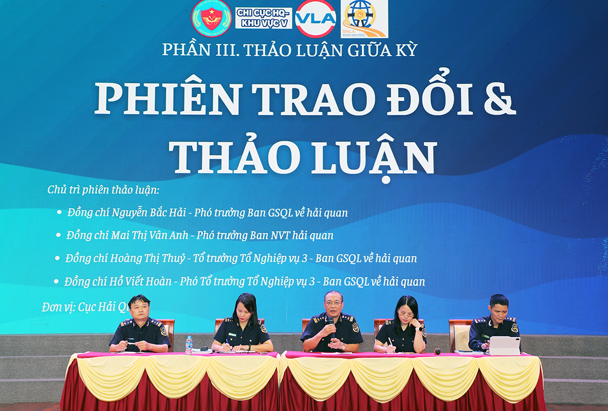 Đại diện l&atilde;nh đạo Ban Gi&aacute;m s&aacute;t quản l&yacute; về Hải quan v&agrave; Chi cục Hải quan khu vực V trả lời c&aacute;c &yacute; kiến, kiến nghị của c&aacute;c doanh nghiệp.
