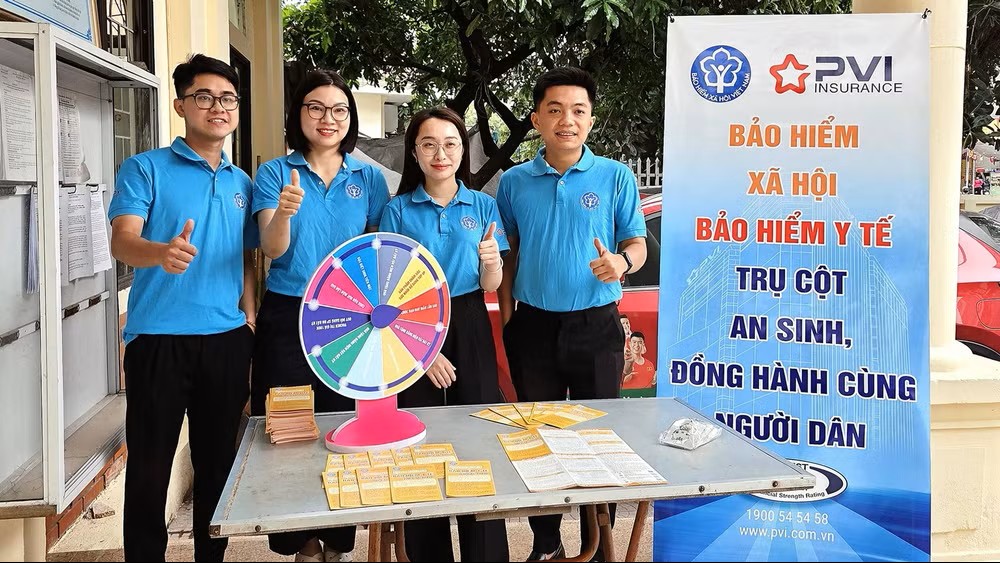 C&aacute;n bộ Bảo hiểm x&atilde; hội H&agrave; Nội tham gia tuy&ecirc;n truyền, vận động người tham gia bảo hiểm x&atilde; hội tự nguyện, bảo hiểm y tế hộ gia đ&igrave;nh năm 2026.