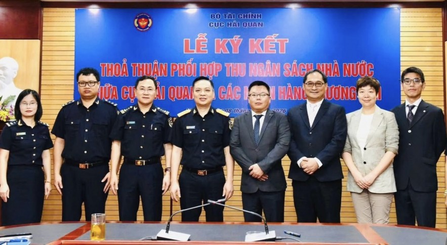 Nguyễn Th&agrave;nh Hưng, Ph&oacute; Cục trưởng Cục Hải quan v&agrave; L&atilde;nh đạo 4 ng&acirc;n h&agrave;ng tham gia k&yacute; kết hợp t&aacute;c. Ảnh: CHQ