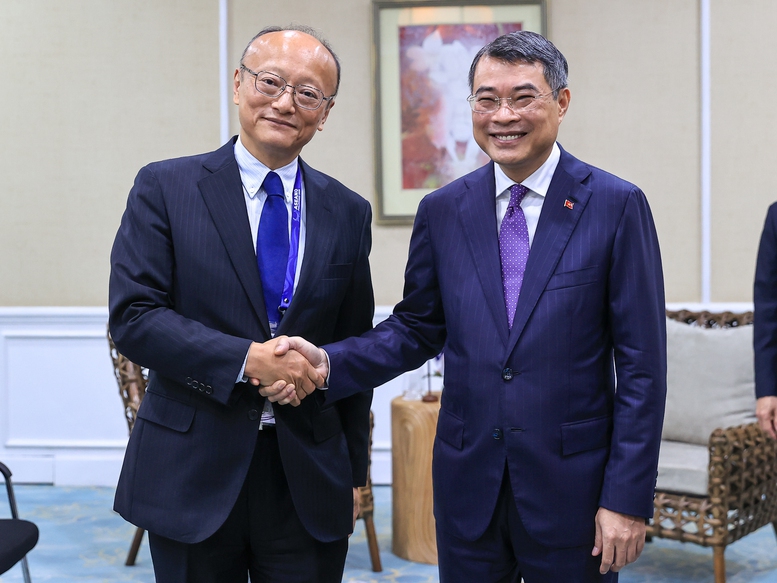 Thủ tướng Ch&iacute;nh phủ L&ecirc; Minh Hưng tiếp x&uacute;c song phương với Chủ tịch Ng&acirc;n h&agrave;ng Ph&aacute;t triển Ch&acirc;u &Aacute; (ADB) Masato Kanda - Ảnh: VGP/Nhật Bắc