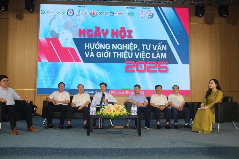 Sinh viên giao lưu trực tiếp với các nhà tuyển dụng. Sinh viên giao lưu trực tiếp với các nhà tuyển dụng.