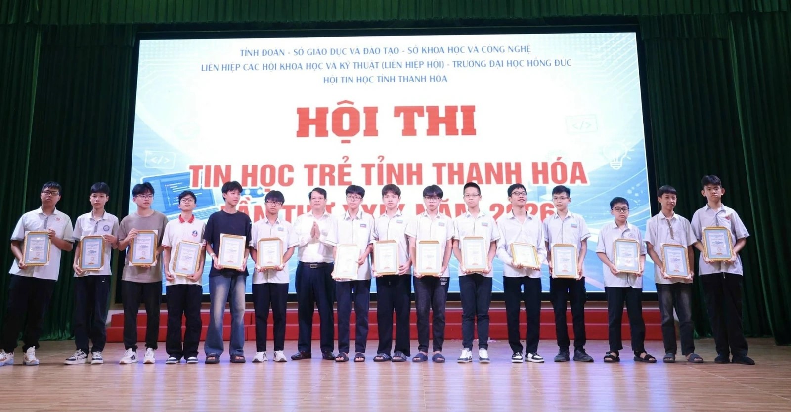 Trao giải Nh&igrave; Bảng B cho c&aacute;c em học sinh khối THCS.