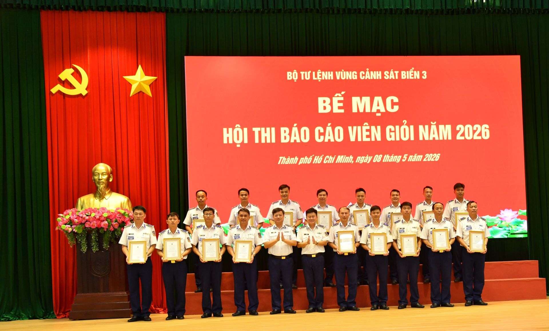 Thủ trưởng BTL V&ugrave;ng trao Chứng nhận B&aacute;o c&aacute;o vi&ecirc;n giỏi