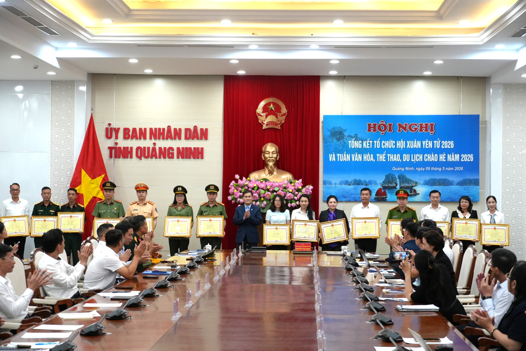 C&aacute;c tập thể, c&aacute; nh&acirc;n được UBND tỉnh Quảng Ninh khen thưởng đ&atilde; c&oacute; th&agrave;nh t&iacute;ch xuất sắc trong c&ocirc;ng t&aacute;c tổ chức, triển khai, thực hiện c&aacute;c hoạt động Tuần văn h&oacute;a, thể thao v&agrave; du lịch Quảng Ninh ch&agrave;o h&egrave; năm 2026