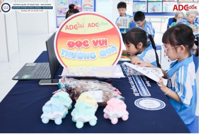 C&aacute;c bạn học sinh tham gia Minigame th&ocirc;ng qua việc đọc s&aacute;ch