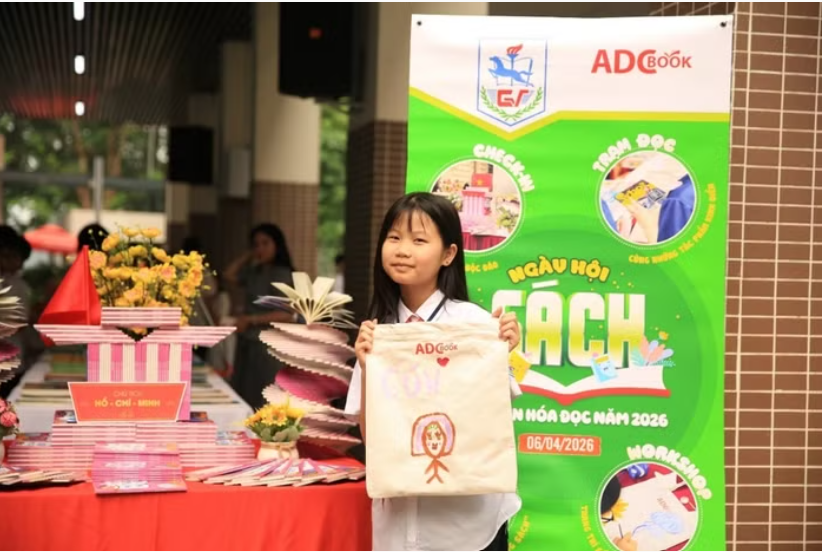 C&aacute;c bạn học sinh h&agrave;o hứng check &ndash; in với m&ocirc; h&igrave;nh S&aacute;ch
