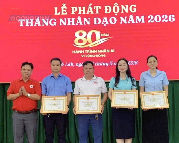 Hội Chữ thập đỏ tỉnh trao bảng ghi nhận &ldquo;Tấm l&ograve;ng v&agrave;ng&rdquo; cho c&aacute;c tập thể, c&aacute; nh&acirc;n ủng hộ hoạt động Th&aacute;ng Nh&acirc;n đạo.