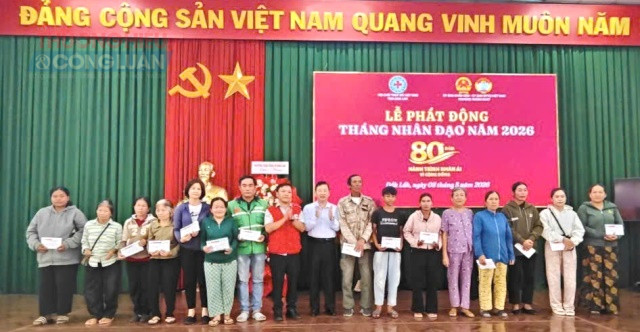 Ph&oacute; B&iacute; thư Tỉnh ủy, Chủ tịch Ủy ban MTTQ VIệt Nam tỉnh Đắk Lắk Y Giang Gry Ni&ecirc; Knơng c&ugrave;ng l&atilde;nh đạo Hội Chữ thập đỏ tỉnh tặng qu&agrave; người d&acirc;n c&oacute; ho&agrave;n cảnh kh&oacute; khăn ở phường Th&agrave;nh Nhất.