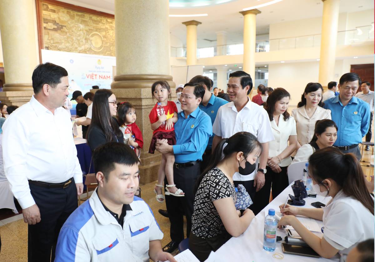 Các đồng chí lãnh đạo tham hỏi, động viên đội ngũ y bác sỹ và công nhân lao động tại Ngày hội Các đồng chí lãnh đạo tham hỏi, động viên đội ngũ y bác sỹ và công nhân lao động tại Ngày hội