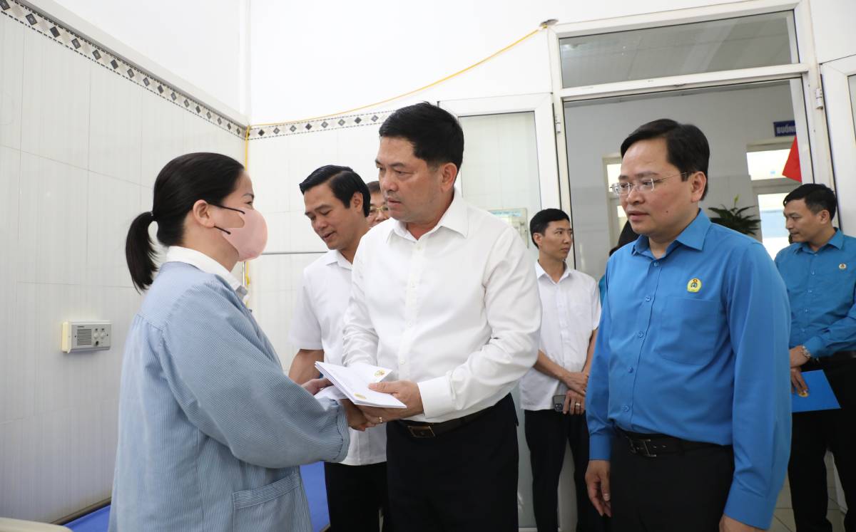 Chủ tịch Tổng Liên đoàn Lao động Việt Nam Nguyễn Anh Tuấn, Bí thư Tỉnh ủy Bắc Ninh Nguyễn Hồng Thái thăm, tặng quà cho công nhân lao động đang điều trị ung thư tại Bệnh viên ung bướu tỉnh Bắc Ninh Chủ tịch Tổng Liên đoàn Lao động Việt Nam Nguyễn Anh Tuấn, Bí thư Tỉnh ủy Bắc Ninh Nguyễn Hồng Thái thăm, tặng quà cho công nhân lao động đang điều trị ung thư tại Bệnh viên ung bướu tỉnh Bắc Ninh