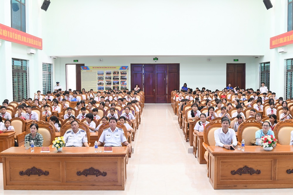 Quang cảnh buổi gặp mặt, tuy&ecirc;n truyền kiến thức biển, đảo cho c&aacute;n bộ, gi&aacute;o vi&ecirc;n v&agrave; học sinh trường THCS Phạm Ngũ L&atilde;o