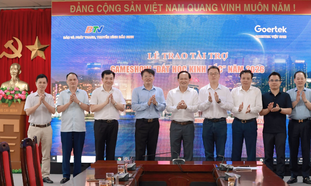 Đồng ch&iacute; Phạm Văn Thịnh ch&uacute;c mừng sự hợp t&aacute;c của B&aacute;o v&agrave; Ph&aacute;t thanh, Truyền h&igrave;nh Bắc Ninh v&agrave; C&ocirc;ng ty tr&aacute;ch nhiệm hữu hạn Khoa học kỹ thuật Goertek Vina.