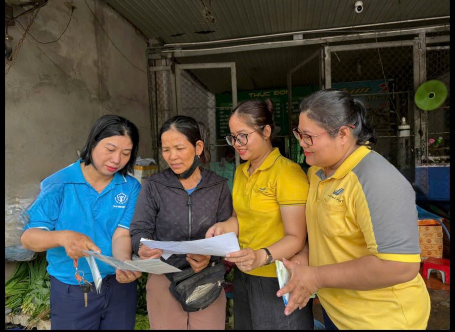 BHXH TP.HCM và PVI đã đồng loạt xuống địa bàn để tư vấn trực tiếp cho người dân BHXH TP.HCM và PVI đã đồng loạt xuống địa bàn để tư vấn trực tiếp cho người dân
