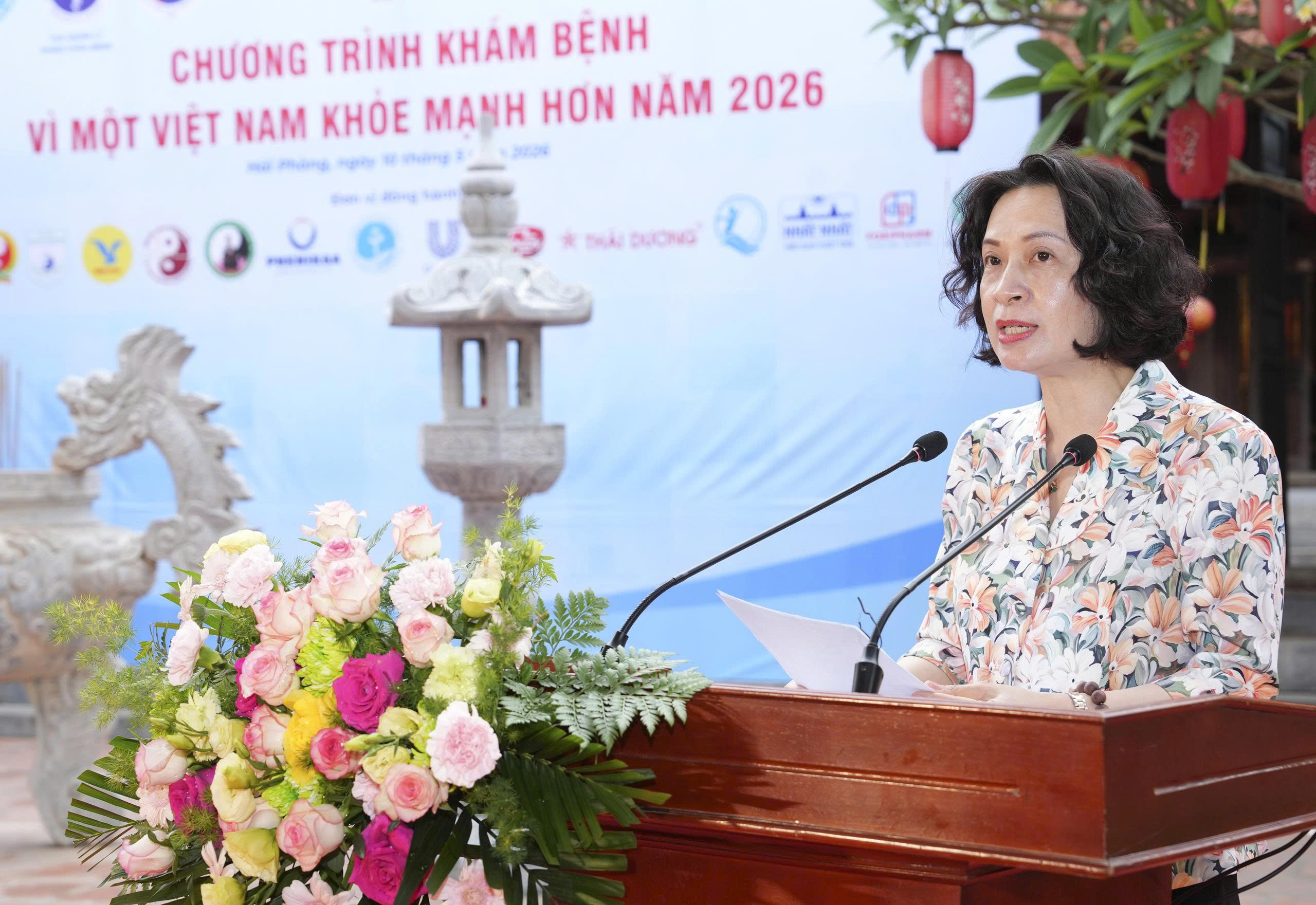 Thứ trưởng Bộ Y tế Nguyễn Thị Li&ecirc;n Hương ph&aacute;t biểu tại chương tr&igrave;nh kh&aacute;m bệnh v&igrave; một Việt Nam khỏe mạnh hơn năm 2026.