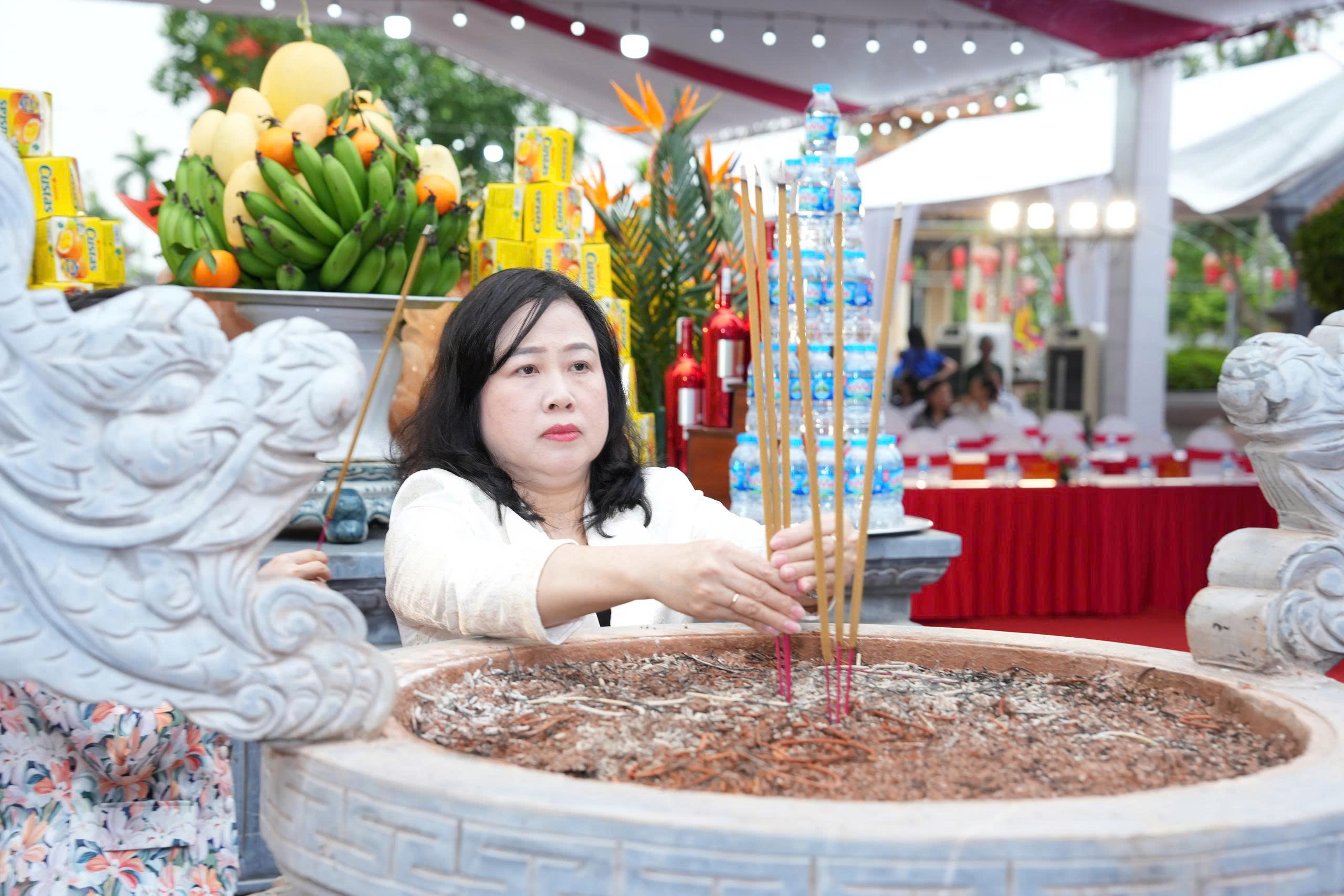 Bộ trưởng Bộ Y tế Đ&agrave;o Thị Hồng Lan d&acirc;ng hương tưởng niệm Đại Danh y Thiền sư Tuệ Tĩnh