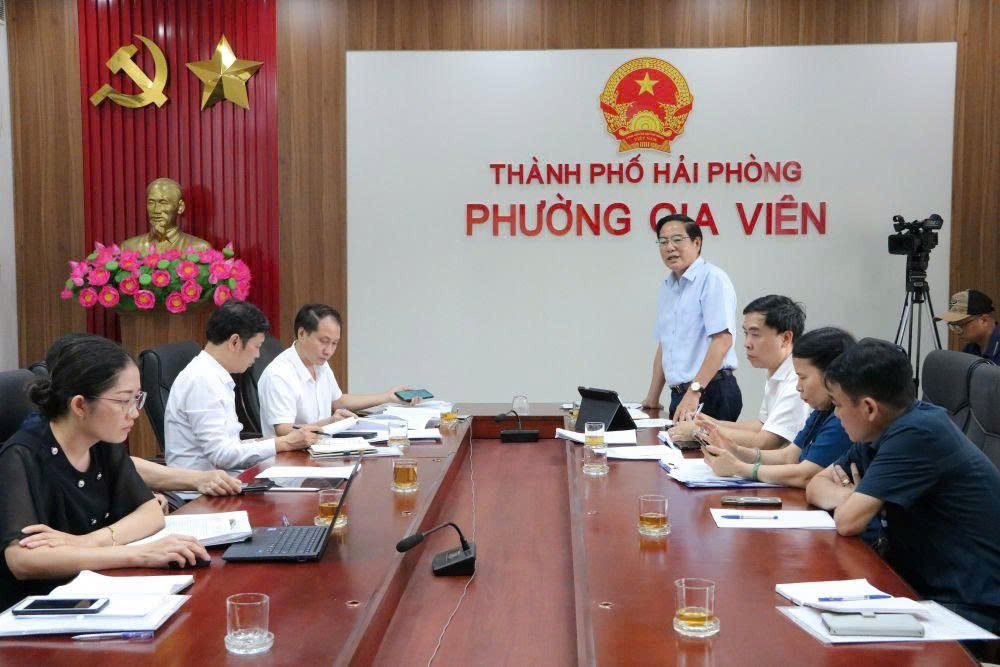 Đo&agrave;n l&agrave;m việc với Ban Chỉ đạo li&ecirc;n ng&agrave;nh về an to&agrave;n thực phẩm phường Gia Vi&ecirc;n