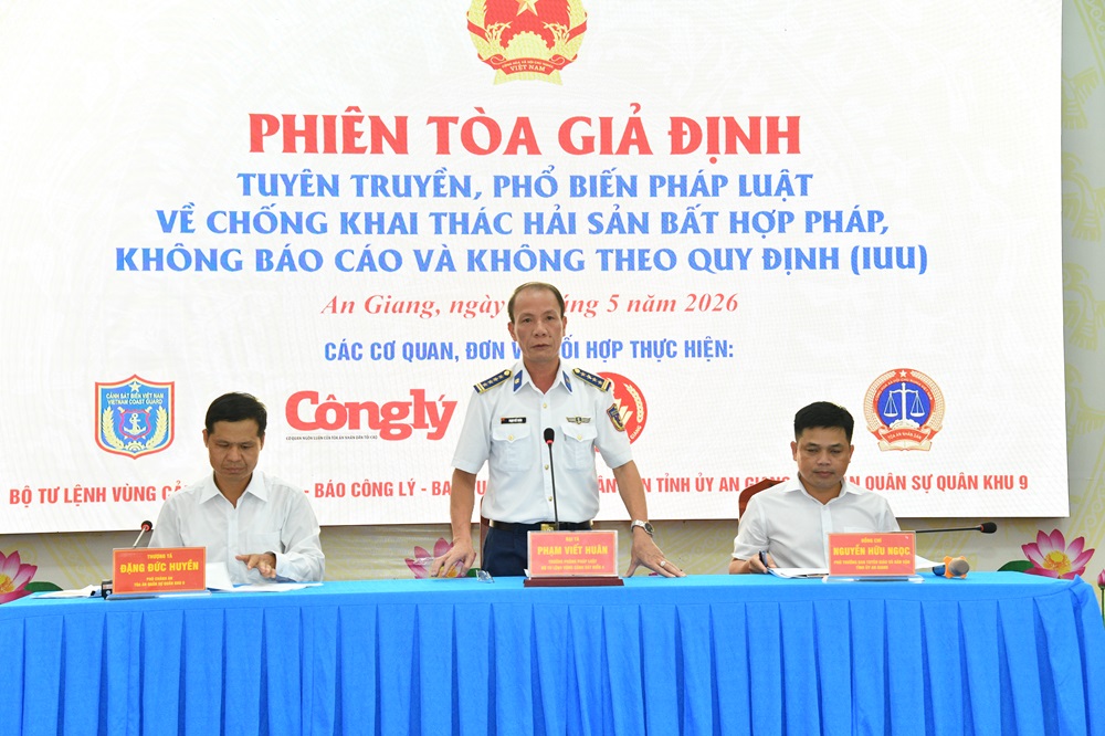 Đại diện BTL V&ugrave;ng Cảnh s&aacute;t biển 4, T&ograve;a &aacute;n Qu&acirc;n sự Qu&acirc;n khu 9 v&agrave; Ban Tuy&ecirc;n gi&aacute;o v&agrave; D&acirc;n vận tỉnh ủy An Giang tọa đ&agrave;m, trao đổi ph&aacute;p luật chống khai th&aacute;c IUU với b&agrave; con ngư d&acirc;n